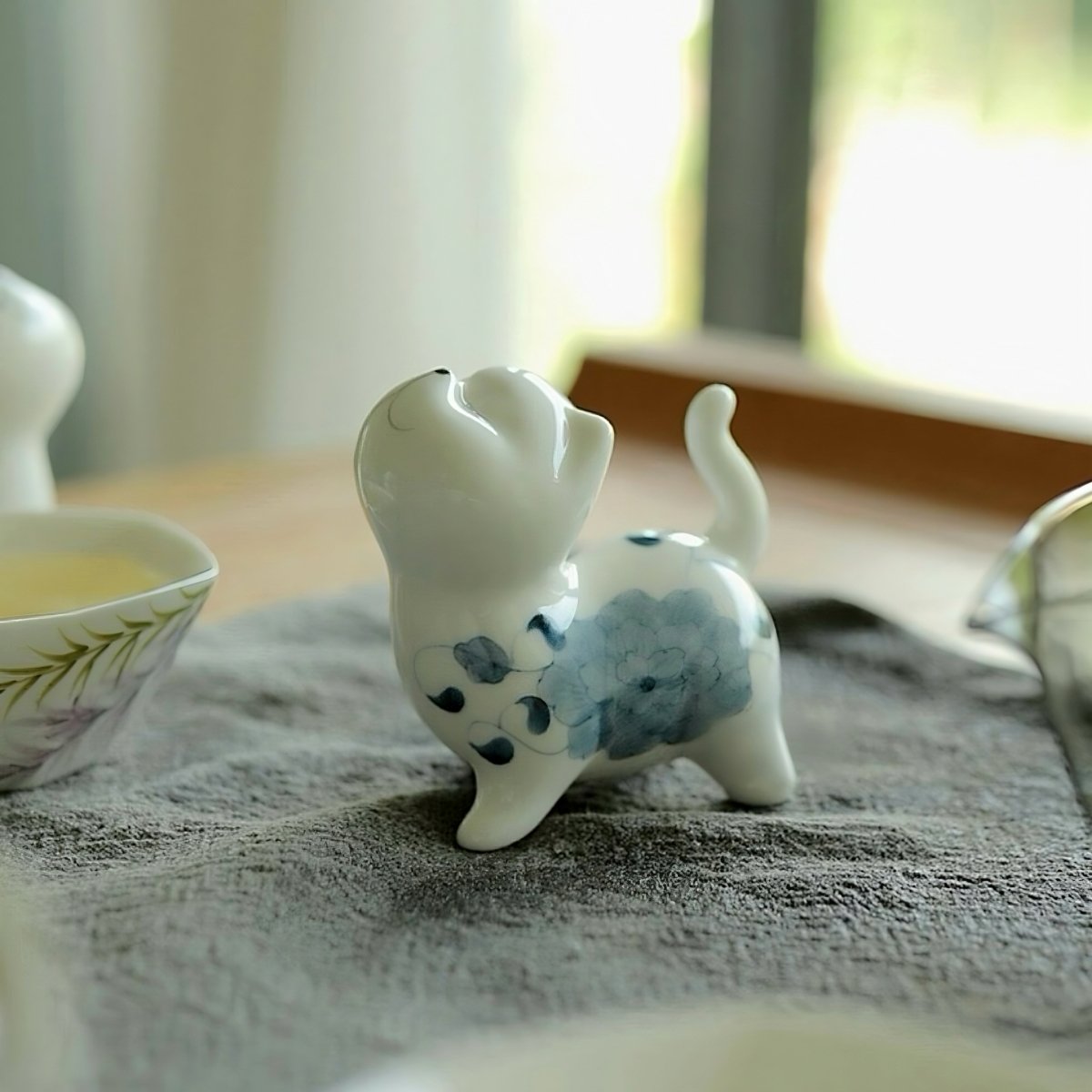 Hand - painted Ceramic Cat Tea Pet OornamentsaccessoiresAnyee TeaHand - painted Ceramic Cat Tea Pet OornamentsInterlocking lotus pattern