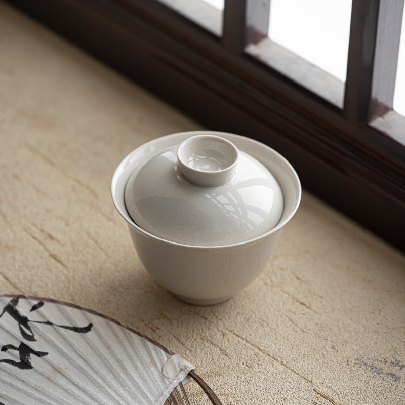 Handmade Retro Gaiwan with Plant Ash Glaze